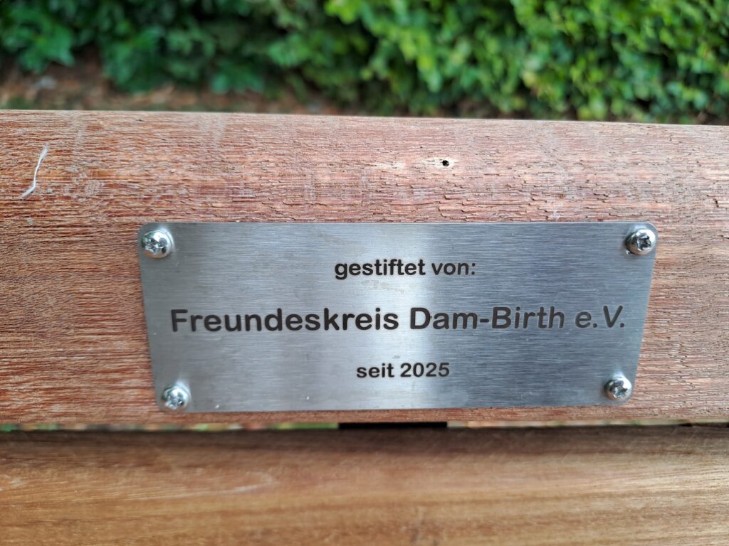 Neue Sitzbank des Freundeskreises Dam-Birth an der Annakapelle