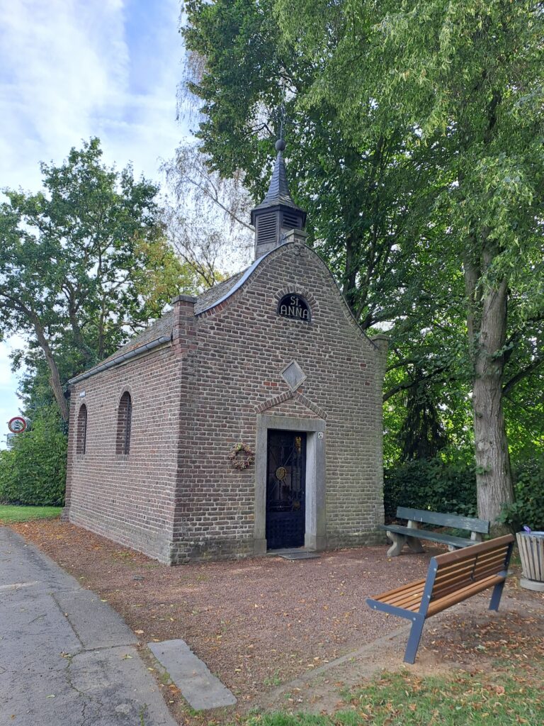 Neue Sitzbank des Freundeskreises Dam-Birth an der Annakapelle