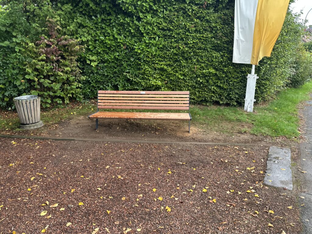 Neue Sitzbank des Freundeskreises Dam-Birth an der Annakapelle