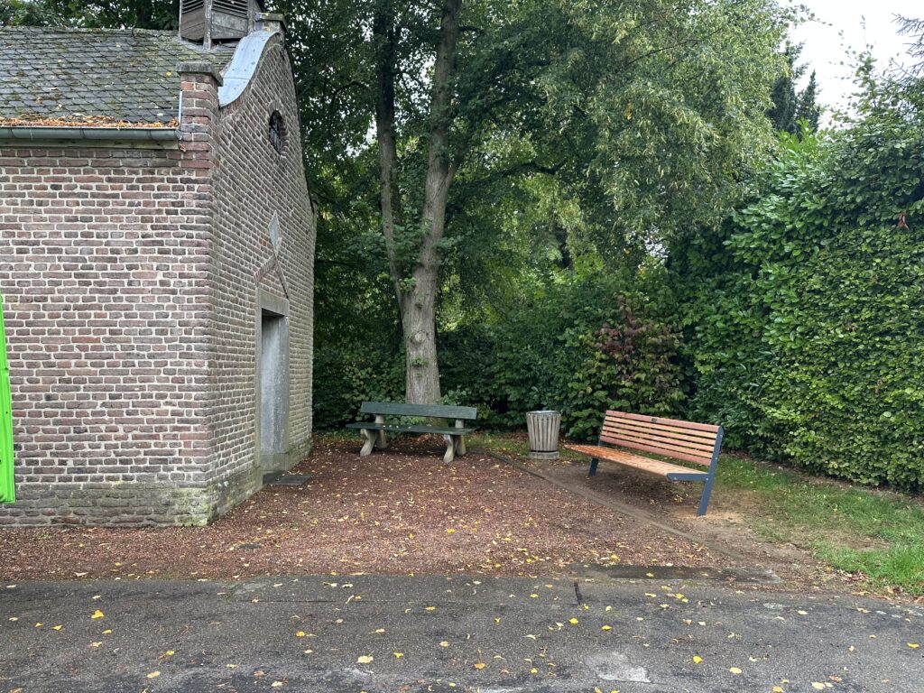 Neue Sitzbank des Freundeskreises Dam-Birth an der Annakapelle